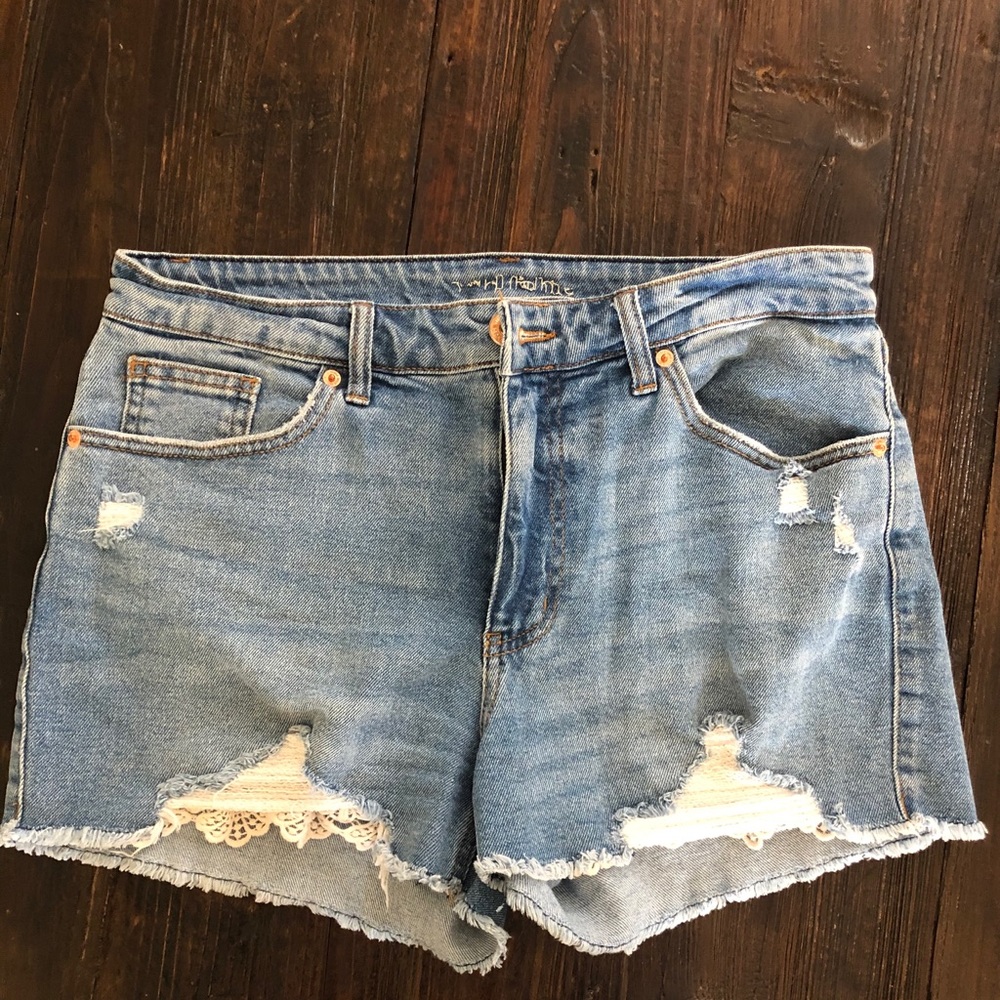 Distressed Shorts with lace pockets